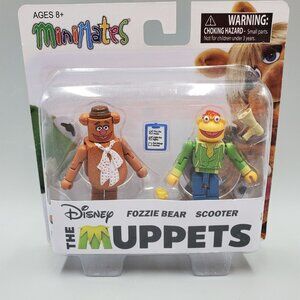 Muppets Fozzie Bear Scooter Minimates Figure with Rubber Chicken Clipboard